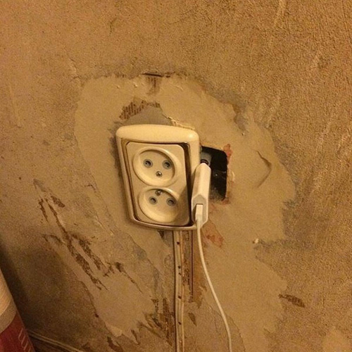 Prise mal fixée